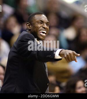 KEIN FILM, KEIN VIDEO, KEIN TV, KEIN DOKUMENTARFILM - Dallas Mavericks Cheftrainer Avery Johnson gibt in der ersten Hälfte Instruktionen gegen die Denver Nuggets. Die Mavericks besiegten die Nuggets, 105-90, im American Airlines Center in Dallas, TX, USA am 9. Dezember 2006. Foto von Ron Jenkins/Fort Worth Star-Telegram/MCT/Cameleon/ABACAPRESS.COM Stockfoto