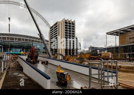 Wembley Stadium, Wembley Park, Großbritannien. November 2020. Abriss des 'Wembley Way' der kultige Wembley Stadium Pedway geht weiter. Der 46 Jahre alte Fußgängerweg mit Doppelrampe, der 1974 gebaut wurde, ist wegen der Steigung der Rampe nicht für Rollstuhlfahrer geeignet. Der Abriss begann am Donnerstag, dem 19. November 2020 und wurde bereits fast vollständig abgebrochen, wobei nur ein kleiner Teil der linken Rampe und ein Metallschutt übrig blieben. Amanda Rose/Alamy Live News Stockfoto