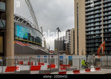 Wembley Stadium, Wembley Park, Großbritannien. November 2020. Der Bau der Schritte, die die Menschen vom olympischen Weg zum Nationalstadion führen werden, begann Anfang dieses Jahres und ist bereits zu 25% abgeschlossen. Der Abriss des 46 Jahre alten Fußgängerweges "Pedway" begann am Donnerstag, dem 19. November 2020 und ist fast im Wettbewerb, nur ein kleiner Teil der linken Rampe und ein Mangel aus Metall und Schutt. Amanda Rose/Alamy Live News Stockfoto