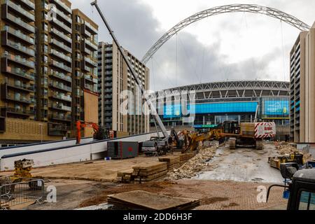 Wembley Stadium, Wembley Park, Großbritannien. November 2020. Abriss des 'Wembley Way' der kultige Wembley Stadium Pedway geht weiter. Der 46 Jahre alte Fußgängerweg mit Doppelrampe, der 1974 gebaut wurde, ist wegen der Steigung der Rampe nicht für Rollstuhlfahrer geeignet. Der Abriss begann am Donnerstag, dem 19. November 2020 und wurde bereits fast vollständig abgebrochen, wobei nur ein kleiner Teil der linken Rampe und ein Metallschutt übrig blieben. Amanda Rose/Alamy Live News Stockfoto