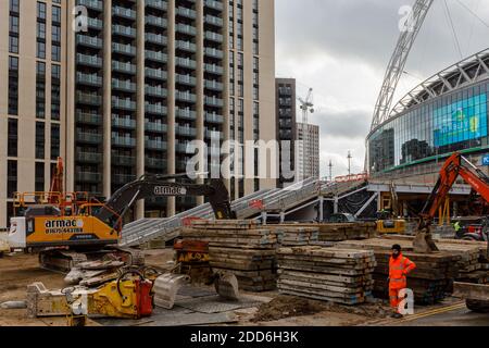 Wembley Stadium, Wembley Park, Großbritannien. November 2020. Der Bau der Schritte, die die Menschen vom olympischen Weg zum Nationalstadion führen werden, begann Anfang dieses Jahres und ist bereits zu 25% abgeschlossen. Der Abriss des 46 Jahre alten Fußgängerweges "Pedway" begann am Donnerstag, dem 19. November 2020 und ist fast im Wettbewerb, nur ein kleiner Teil der linken Rampe und ein Mangel aus Metall und Schutt. Amanda Rose/Alamy Live News Stockfoto