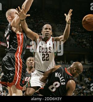 KEIN FILM, KEIN VIDEO, KEIN Fernsehen, KEIN DOKUMENTARFILM - Antoine Walker (8) von Miami Heat fouls Michael REDD von Milwaukee Bucks, als er am 20. Dezember 2006 in Richtung Korb im Bradley Center in Milwaukee, WI, USA fährt. Foto von Rick Wood/Milwaukee Journal Sentinel/MCT/Cameleon/ANBACAPRESS.COM Stockfoto