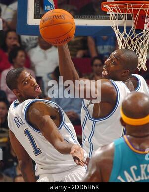 KEIN FILM, KEIN VIDEO, KEIN TV, KEINE DOKUMENTATION - Orlando Magic Center Dwight Howard, Right, und Forward Trevor Ariza ziehen einen Rebound während des New Orleans/Oklahoma City Hornets NBA-Basketballspiels in der Amway Arena in Orlando, FL, USA am 20. Dezember 2006. Foto von Stephen M. Dowell/Orlando Sentinel/MCT/Cameleon/ABACAPRESS.COM Stockfoto