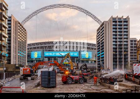 Wembley Stadium, Wembley Park, Großbritannien. November 2020. Abriss des 'Wembley Way' der kultige Wembley Stadium Pedway geht weiter. Der 46 Jahre alte Fußgängerweg mit Doppelrampe, der 1974 gebaut wurde, ist wegen der Steigung der Rampe nicht für Rollstuhlfahrer geeignet. Der Abriss begann am Donnerstag, dem 19. November 2020 und wurde bereits fast vollständig abgebrochen, wobei nur ein kleiner Teil der linken Rampe und ein Metallschutt übrig blieben. Amanda Rose/Alamy Live News Stockfoto