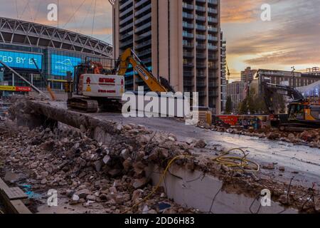 Wembley Stadium, Wembley Park, Großbritannien. November 2020. Abriss des 'Wembley Way' der kultige Wembley Stadium Pedway geht weiter. Der 46 Jahre alte Fußgängerweg mit Doppelrampe, der 1974 gebaut wurde, ist wegen der Steigung der Rampe nicht für Rollstuhlfahrer geeignet. Der Abriss begann am Donnerstag, dem 19. November 2020 und wurde bereits fast vollständig abgebrochen, wobei nur ein kleiner Teil der linken Rampe und ein Metallschutt übrig blieben. Amanda Rose/Alamy Live News Stockfoto