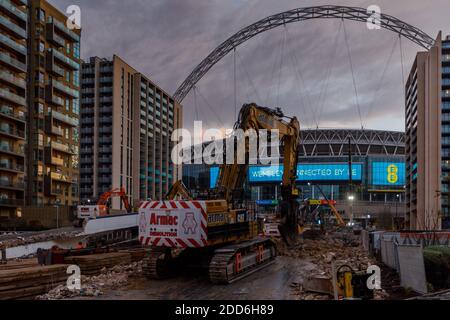 Wembley Stadium, Wembley Park, Großbritannien. November 2020. Abriss des 'Wembley Way' der kultige Wembley Stadium Pedway geht weiter. Der 46 Jahre alte Fußgängerweg mit Doppelrampe, der 1974 gebaut wurde, ist wegen der Steigung der Rampe nicht für Rollstuhlfahrer geeignet. Der Abriss begann am Donnerstag, dem 19. November 2020 und wurde bereits fast vollständig abgebrochen, wobei nur ein kleiner Teil der linken Rampe und ein Metallschutt übrig blieben. Amanda Rose/Alamy Live News Stockfoto