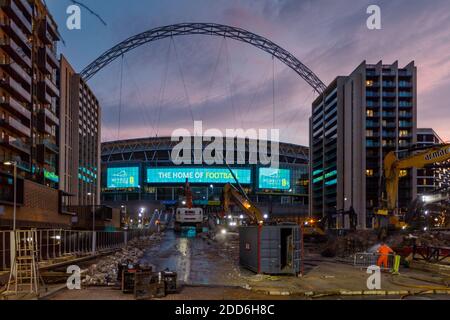 Wembley Stadium, Wembley Park, Großbritannien. November 2020. Abriss des 'Wembley Way' der kultige Wembley Stadium Pedway geht weiter. Der 46 Jahre alte Fußgängerweg mit Doppelrampe, der 1974 gebaut wurde, ist wegen der Steigung der Rampe nicht für Rollstuhlfahrer geeignet. Der Abriss begann am Donnerstag, dem 19. November 2020 und wurde bereits fast vollständig abgebrochen, wobei nur ein kleiner Teil der linken Rampe und ein Metallschutt übrig blieben. Amanda Rose/Alamy Live News Stockfoto