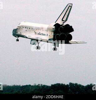 KEIN FILM, KEIN VIDEO, KEIN TV, KEIN DOKUMENTARFILM - Space Shuttle Discovery macht einen letzten Ansatz für eine erfolgreiche Landung im Kennedy Space Center in Cape Canaveral, Florida am 22. Dezember 2006. Foto von Red Huber/Orlando Sentinel/MCT/ABACAPRESS.COM Stockfoto