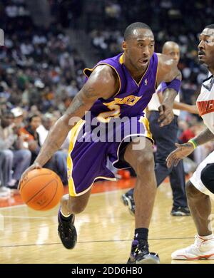 KEIN FILM, KEIN VIDEO, KEIN TV, KEINE DOKUMENTATION - Kobe Bryant stirbt in Hubschrauberabsturz ---- Los Angels Lakers' Kobe Bryant fährt am 29. Dezember 2006 in der Bobcats Arena in Charlotte, North Carolina, USA, in den Korb gegen die Charlotte Bobcats. Die Bobcats besiegten die Lakers 133-124. Foto von Jason E. Miczek/Charlotte Observer/MCT/Cameleon/ABACAPRESS.COM Stockfoto
