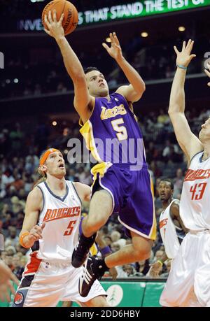 KEIN FILM, KEIN VIDEO, KEIN TV, KEIN DOKUMENTARFILM - Los Angeles Lakers' Jordan Farmar (5) geht für zwei Punkte gegen die Charlotte Bobcats in der Bobcats Arena in Charlotte, North Carolina, USA, am 29. Dezember 2006 in die Luft. Die Bobcats besiegten die Lakers 133-124. Foto von Jason E. Miczek/Charlotte Observer/MCT/Cameleon/ABACAPRESS.COM Stockfoto