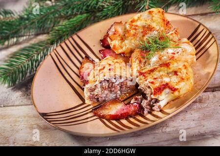 Sarma - traditionelle Balkan- und osteuropäische Urlaubskost - Zusammengerollte Kohlblätter gefüllt mit Reis und Hackfleisch (Selektiver Fokus) Stockfoto