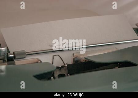 Horizontale grüne Schreibmaschine mit einer schönen Weihnachtsbotschaft. Nahaufnahme weihnachtsbrief Schreibmaschine im Winter 2020. Stockfoto