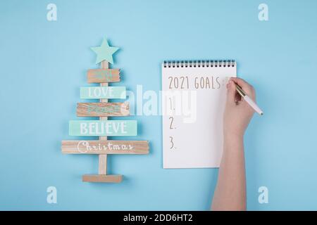 Mädchen Hand schreiben 2021 Ziel, Plan, Business-Motivation, Inspiration Konzepte. Draufsicht, flach liegend Stockfoto