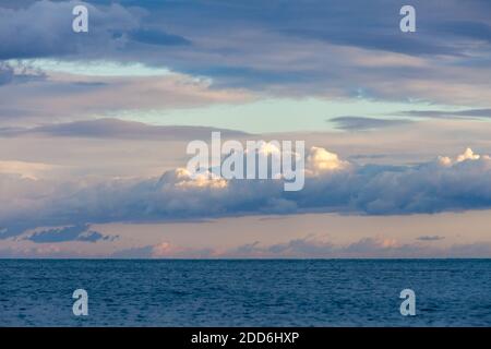 Wunderschöne Wolken, Wolkenlandschaft über dem Meer, Seesicht, Blautöne Stockfoto