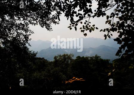 Wunderschöne Berglandschaft im Sai Yok Nationalpark, Kanchanaburi, Thailand, Südostasien Stockfoto