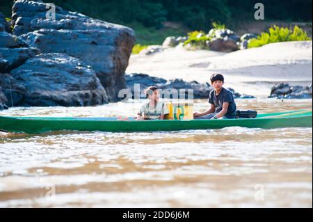 Kinder in einer Kanufahrt auf dem Mekong, vom Slow Boat aus Thailand nach Vientiane, Laos, Südostasien Stockfoto