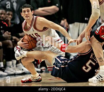 KEIN FILM, KEIN VIDEO, KEIN Fernsehen, KEIN DOKUMENTARFILM - in der Schlusssekunde kämpft Kirk Hinrich von Chicago Bulls mit Jason Kidd von New Jersey Nets' um einen lockeren Ball während eines drei-Punkte-Attentats am 11. Januar 2007 im United Center in Chicago, IL, USA. Foto von Charles Cherney/Chicago Tribune/MCT/Cameleon/ABACAPRESS.COM Stockfoto