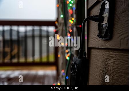 Außeneinrichtung und Installation von Weihnachtsdekorationen mit einem Timer Ein-/Ausschalten Stockfoto