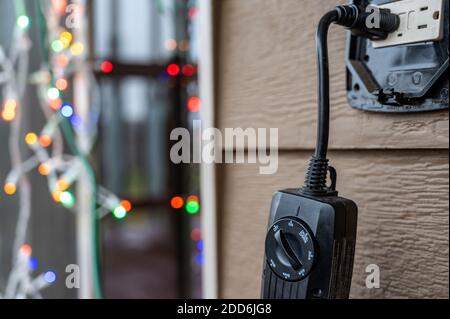 Außeneinrichtung und Installation von Weihnachtsdekorationen mit einem Timer Ein-/Ausschalten Stockfoto