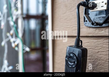 Außeneinrichtung und Installation von Weihnachtsdekorationen mit einem Timer Ein-/Ausschalten Stockfoto