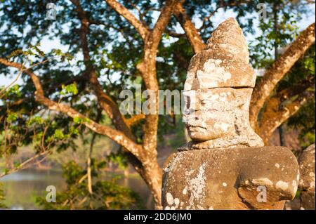 Statuen Halten einer Naga am Südtor Eingang zum Angkor Thom Tempelkomplex, Kambodscha, Südostasien Stockfoto