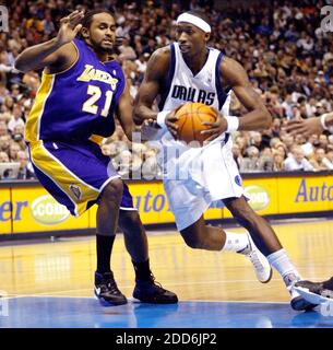 KEIN FILM, KEIN VIDEO, KEIN Fernsehen, KEIN DOKUMENTARFILM - die Dallas Mavericks Josh Howard fährt am 18. Januar 2007 in der ersten Hälfte des American Airlines Center in Dallas, TX, USA, in den Korb um den Los Angeles Lakers' Ronny Turiaf. Foto von Sharon M. Steinman/Fort Worth Star-Telegram/MCT/Cameleon/ABACAPRESS.COM Stockfoto