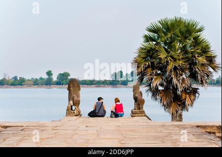 Touristen besuchen Srah Srang, Angkor Temple Complex, Kambodscha, Südostasien, Indochina, Asien, Südostasien Stockfoto