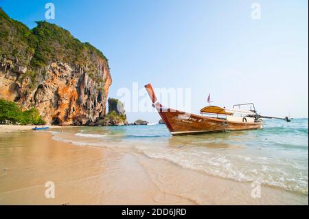 Traditionelles thailändisches Boot auf tropischem Ao Phra Nang Beach, Railay (Rai Leh), Südthailand, Südostasien Stockfoto