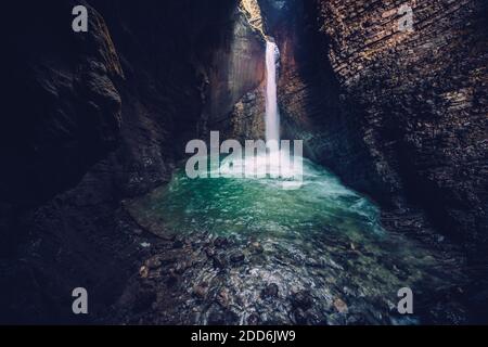 Kobarid, Slowenien. September 2020. Der wunderschöne Wasserfall Kozjak Wasserfall bei Kobarid in Slowenien. Stockfoto