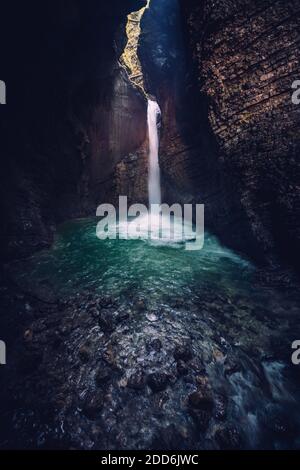 Kobarid, Slowenien. September 2020. Der wunderschöne Wasserfall Kozjak Wasserfall bei Kobarid in Slowenien. Stockfoto