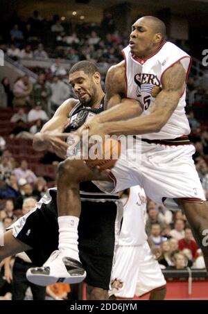 KEIN FILM, KEIN VIDEO, KEIN Fernsehen, KEINE DOKUMENTATION - Steven Hunter von Philadelphia 76ers (rechts) kämpft am 21. Januar 2007 im Wachovia Center in Philadelphia, PA, USA, gegen Tim Duncan von San Antonio Spurs um einen Rebound im ersten Viertel. Die Spurs besiegten die Sixers 99-85. Foto von Ron Cortes/Philadelphia Inquirer/MCT/Cameleon/ABACAPRESS.COM Stockfoto