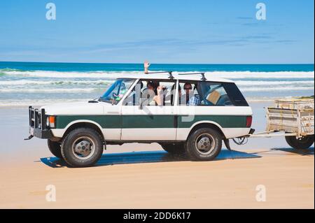 Touristen fahren auf siebzig fünf Meile Strand selbst fahren 4 x 4 Tour von Fraser Island, Queensland, Australien Stockfoto