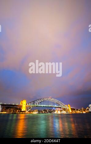 Foto der Sydney Harbour Bridge bei Nacht, kurz nach Sonnenuntergang, Sydney, Australien Stockfoto