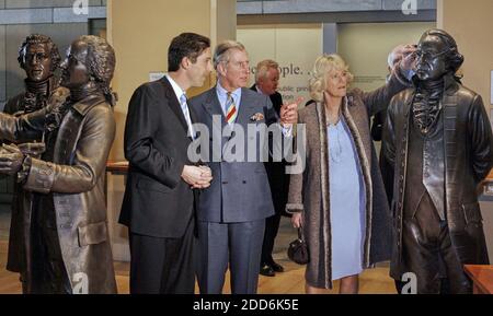 KEIN FILM, KEIN VIDEO, KEIN Fernsehen, KEIN DOKUMENTARFILM - Präsident des National Constitution Center Joseph Torsella (links) führt Prinz Charles und Camilla Parker-Bowles, die Herzogin von Cornwall, in der Signers' Hall, eine stilisierte Beschwörung des Versammlungsraums, in dem sich die Unterzeichner der Verfassung am 17. September 1787 trafen, Am 27. Januar 2007 im National Constitution Center in Philadelphia, PA, USA. Foto von Akira Suwa/Philadelphia Inquirer/MCT/ABACAPRESS.COM Stockfoto