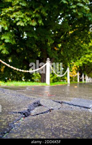 Risse im Bürgersteig von Schäden in Christchurch nach dem Erdbeben vom 22. Februar 2011 Stockfoto