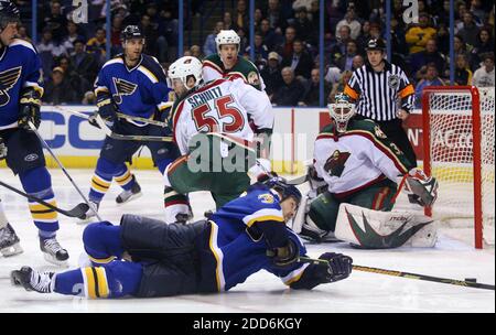 KEIN FILM, KEIN VIDEO, KEIN Fernsehen, KEINE DOKUMENTATION - Trotz des Fallens auf das Eis versucht das St. Louis Blues Center Doug Weight, im dritten Zeitraum im Scottrade Center in St. Louis, MO, USA, am 30. Januar 2007 einen Schuss auf das Netz gegen Minnesota Wild Torhüterin Manny Fernandez zu bekommen. Phptp von Chris Lee/St. Louis Post-Dispatch/MCT/ABACAPRESS.COM Stockfoto