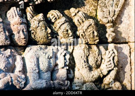 Nahaufnahme Foto des Details der Steinbas Reliefschnitzereien, die die Wände des Borobudur Tempels, Yogyakarta, Java, Indonesien, Asien Stockfoto