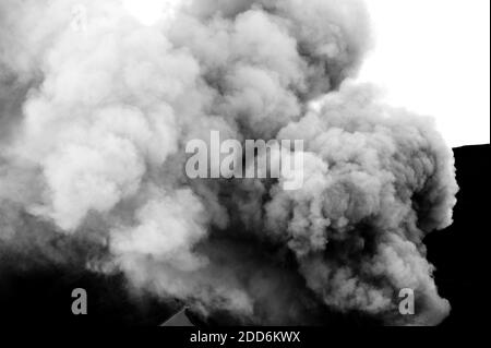 Schwarz und Weiß Nahaufnahme Foto einer Aschewolke, die aus dem Vulkan Active Mount Bromo ausbricht, Ost-Java, Indonesien, Asien Stockfoto