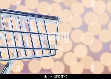 Nahaufnahme eines leeren Warenkorbs, farbiges Konzeptbild, selektiver Fokus. Stockfoto