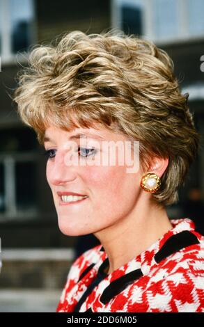 Prinzessin Diana. Mit einem Moschino-Anzug besuchte das National Hospital for Neurology and Neurosurgery, um den Grundstein für den neuen Flügel, London, zu legen. GROSSBRITANNIEN 26.03.1992 Stockfoto