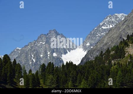 Sommertag am Staller Sattel an der Grenze dazwischen Österreich und Italien Stockfoto