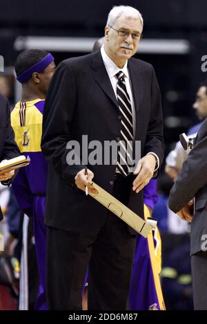KEIN FILM, KEIN VIDEO, KEIN Fernsehen, KEIN DOKUMENTARFILM - Los Angeles Lakers Cheftrainer Phil Jackson während des Spiels gegen die Washington Wizards im Verizon Center in Washington, DC, USA am 3. Februar 2007. Los Angeles Lakers gewann 118-102. Foto von Rafael Suanes/MCT/ABACAPRESS.COM Stockfoto