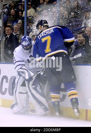 KEIN FILM, KEIN VIDEO, KEIN TV, KEIN DOKUMENTARFILM - St. Louis Blues linker Flügel Keith Tkachuk (rechts) trifft Toronto Maple Leafs Torhüter Andrew Raycroft hinter dem Netz in der ersten Periode Aktion im Scottrade Center in St. Louis, MO, USA am 6. Februar 2007. Foto von Chris Lee/St. Louis Post-Dispatch/MCT/ABACAPRESS.COM Stockfoto