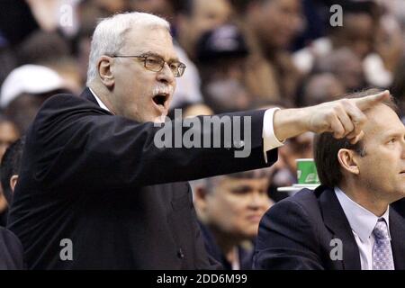 KEIN FILM, KEIN VIDEO, KEIN Fernsehen, KEIN DOKUMENTARFILM - Los Angeles Lakers Cheftrainer Phil Jackson während des Spiels gegen die Washington Wizards im Verizon Center in Washington, DC, USA am 3. Februar 2007. Los Angeles Lakers gewann 118-102. Foto von Rafael Suanes/MCT/ABACAPRESS.COM Stockfoto