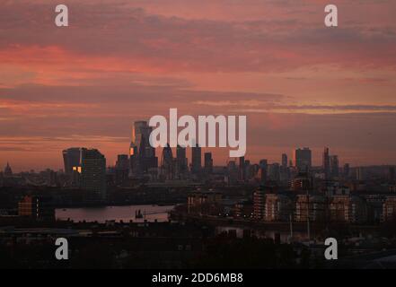 Ein Blick auf die City of London vom Greenwich Park in London. Stockfoto