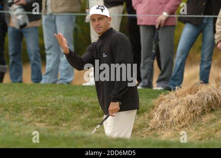 KEIN FILM, KEIN VIDEO, KEIN TV, KEINE DOKUMENTATION - Pro Surfer Kelly Slater reagiert auf einige Rippen von Bill Murray, als er versucht, aus einem Bunker auf dem 2. Loch während der "Celebrity Challenge" Runde des jährlichen Pebble Beach Pro / Promi Einladungsgolfturnier in Pebble Beach zu schlagen, CA, USA am 7. Februar 2007. Foto von Dan Honda/Contra Costa Times/MCT/Cameleon/ABACAPRESS.COM Stockfoto