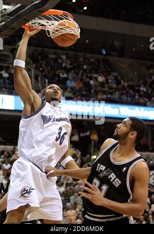 KEIN FILM, KEIN VIDEO, KEIN Fernsehen, KEIN DOKUMENTARFILM - Washington Wizards Etan Thomas (36) knallen Dunks, wie San Antonio Spurs Tim Duncan (21) während ihres Spiels beobachtet, das am 7. Februar 2007 im Verizon Center in Washington, DC, USA gespielt wurde. San Antonio besiegte Washington 110-83. Foto von Harry E. Walker/MCT/ABACAPRESS.COM Stockfoto