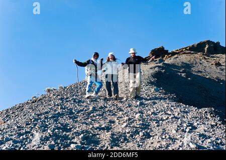 Touristen, die Spaß haben, vom Gipfel des Mount Rinjani, Lombok, Indonesien, Asien herunter zu laufen Stockfoto