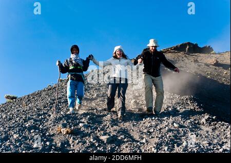 Touristen, die Spaß haben, vom Gipfel des Mount Rinjani, Lombok, Indonesien, Asien herunter zu laufen Stockfoto