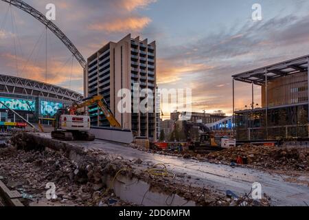 Wembley Stadium, Wembley Park, Großbritannien. November 2020. Abriss des 'Wembley Way' der kultige Wembley Stadium Pedway geht weiter. Der 46 Jahre alte Fußgängerweg mit Doppelrampe, der 1974 gebaut wurde, ist wegen der Steigung der Rampe nicht für Rollstuhlfahrer geeignet. Der Abriss begann am Donnerstag, dem 19. November 2020 und wurde bereits fast vollständig abgebrochen, wobei nur ein kleiner Teil der linken Rampe und ein Metallschutt übrig blieben. Amanda Rose/Alamy Live News Stockfoto